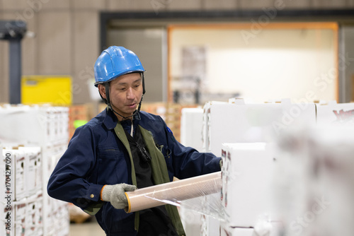 冷蔵倉庫内で作業をする男性