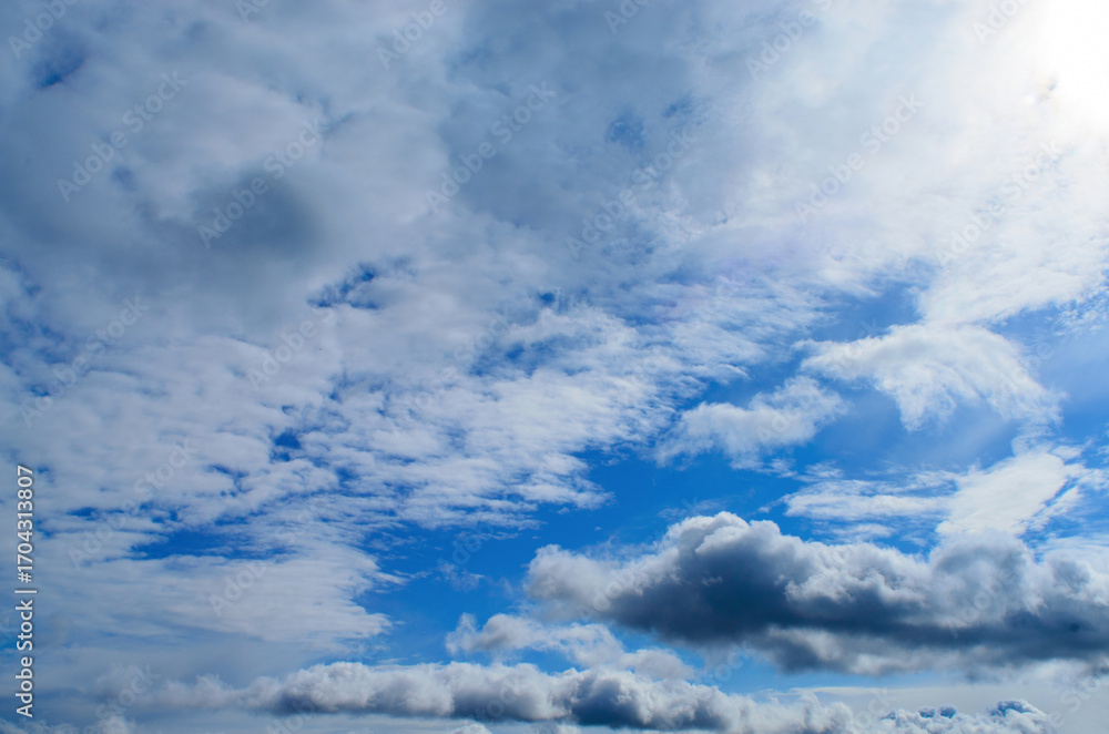 Naklejka premium Beautiful blue sky with fluffy cumulus clouds creating scenic natural background