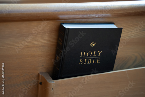Foto Holy Bible placed in wooden church pews.