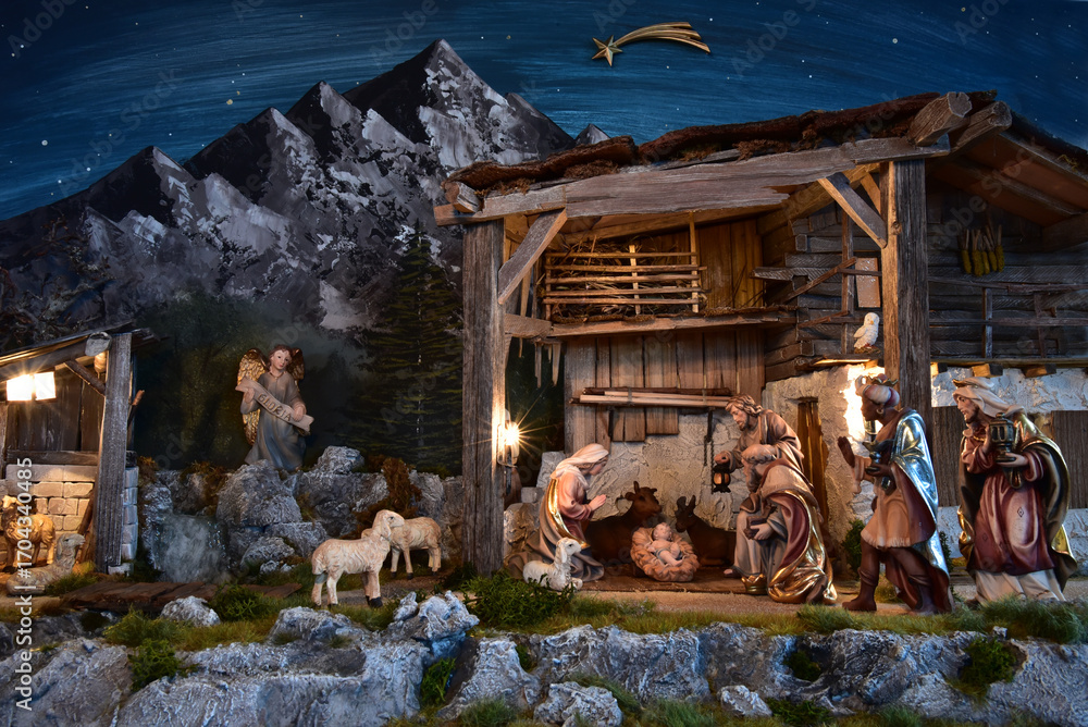 Fotografie Weihnachtskrippe im alpenländischen, ländlichen Stil, mit Bergen und Nachthimmel