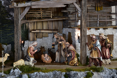 Fotografie Weihnachtskrippe im alpenländischen, ländlichen Stil, mit Bergen und Nachthimmel