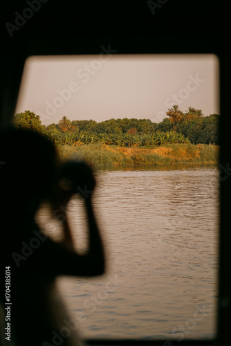 Vista del río Nilo al atardecer desde un barco crucero en Egipto