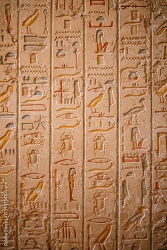 Composición de jeroglíficos egipcios con símbolos rituales en tumba real