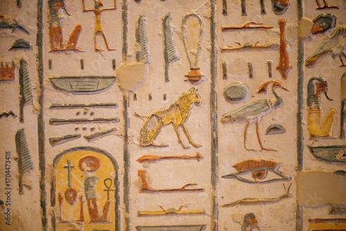 Jeroglíficos egipcios y figura animal en tumba del Valle de los Reyes