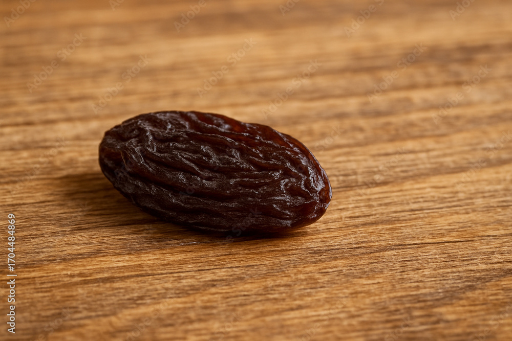 Obraz premium Raisin on wooden table stock photo 