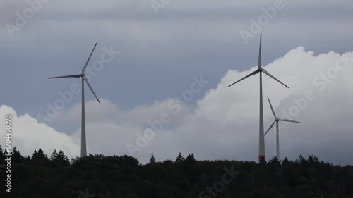 Windräder vor Regenwolken