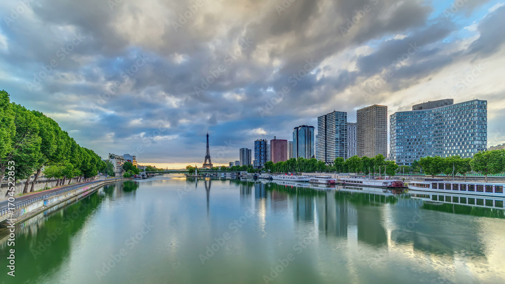 Fototapeta premium Eiffel Tower sunrise timelapse with boats on Seine river and in Paris, France.