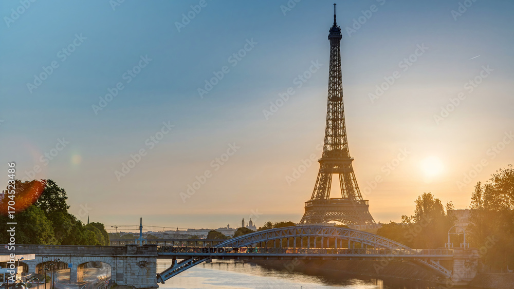 Fototapeta premium Eiffel Tower sunrise timelapse with boats on Seine river and in Paris, France.