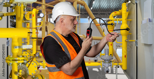Photos Gas system monitoring and leak detection ensuring industrial safety, pressure control, and use of advanced analyzers to prevent accidents and keep energy infrastructure stable