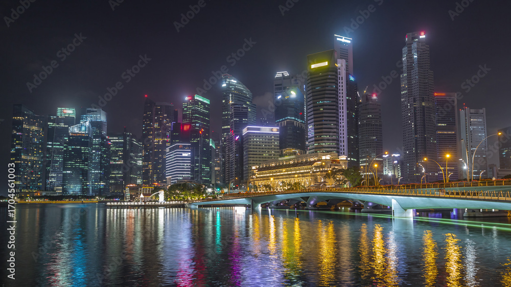Obraz premium Esplanade bridge and downtown core skyscrapers in the background Singapore night timelapse hyperlapse