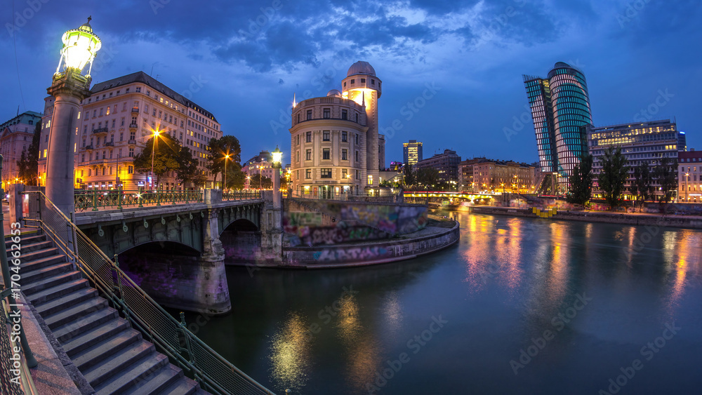 Naklejka premium Urania and Danube Canal day to night timelapse in Vienna.