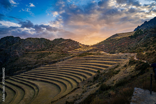 Fotografie Golden sunset over Pisac Inca terraces in Cusco’s Sacred Valley, Peru