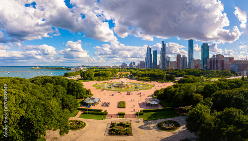 Foto Aerial View of Buckingham Fountain in Grant Park with Chicago Skyline and Lake