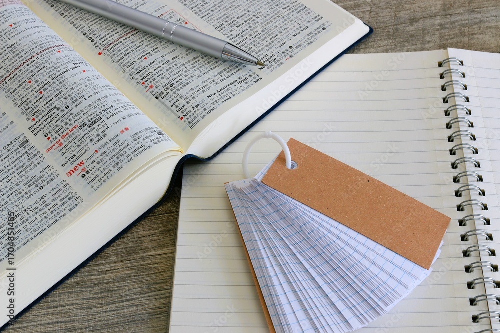 Obraz premium 教育イメージ 試験勉強 テスト勉強 英和辞典と単語帳 3:2