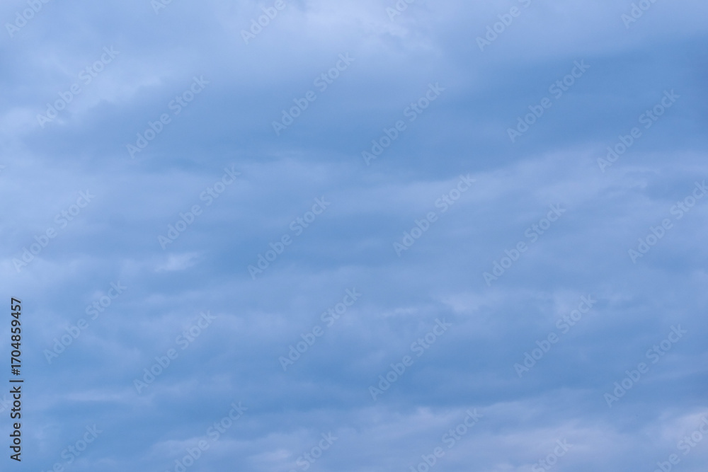 Obraz premium Serene sky with soft cloud patterns on a calm day.