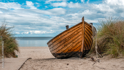 Wallpaper Mural Ein Fischerboot am Ostseestrand Torontodigital.ca