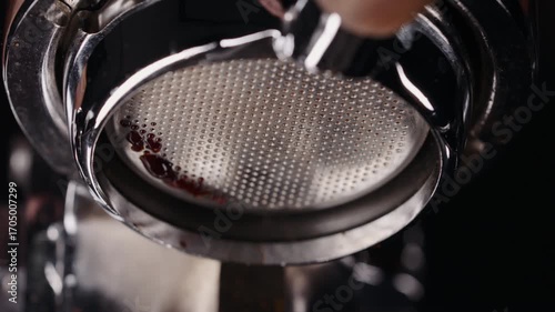 Slow motion espresso extraction with bottomless portafilter