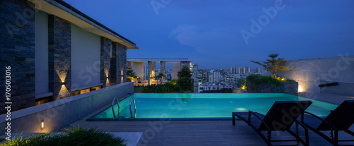 Quadro su tela A stunning panoramic view of a luxurious rooftop pool at dusk