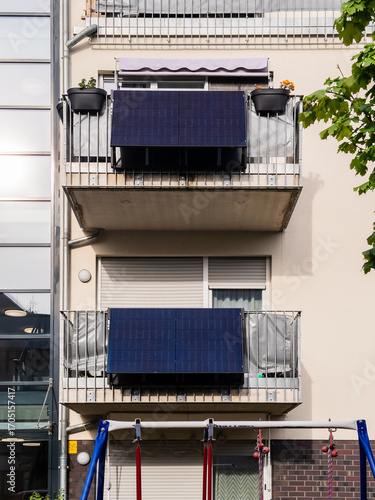 Balkonkraftwerke an einem Mehrfamilienhaus in Düsseldorf, Deutschland