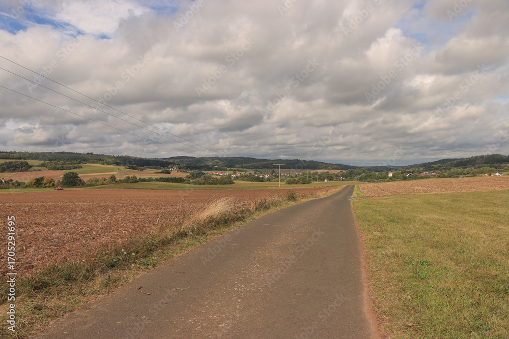 Naklejka premium Spätsommer in Oberhessen; Weiter Horizont vom Schwalm-Radweg bei Schwalmtal