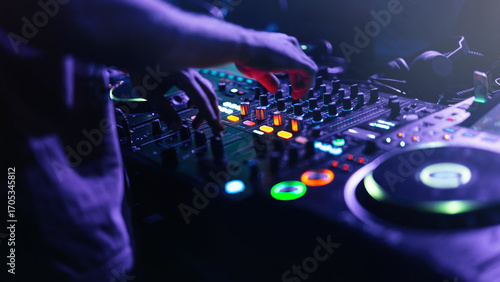 Fotografie Dj hands on console music board