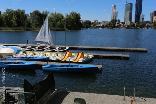 Sports nautiques et base de loisirs sur le bras du Vieux Danube à Vienne en Autriche