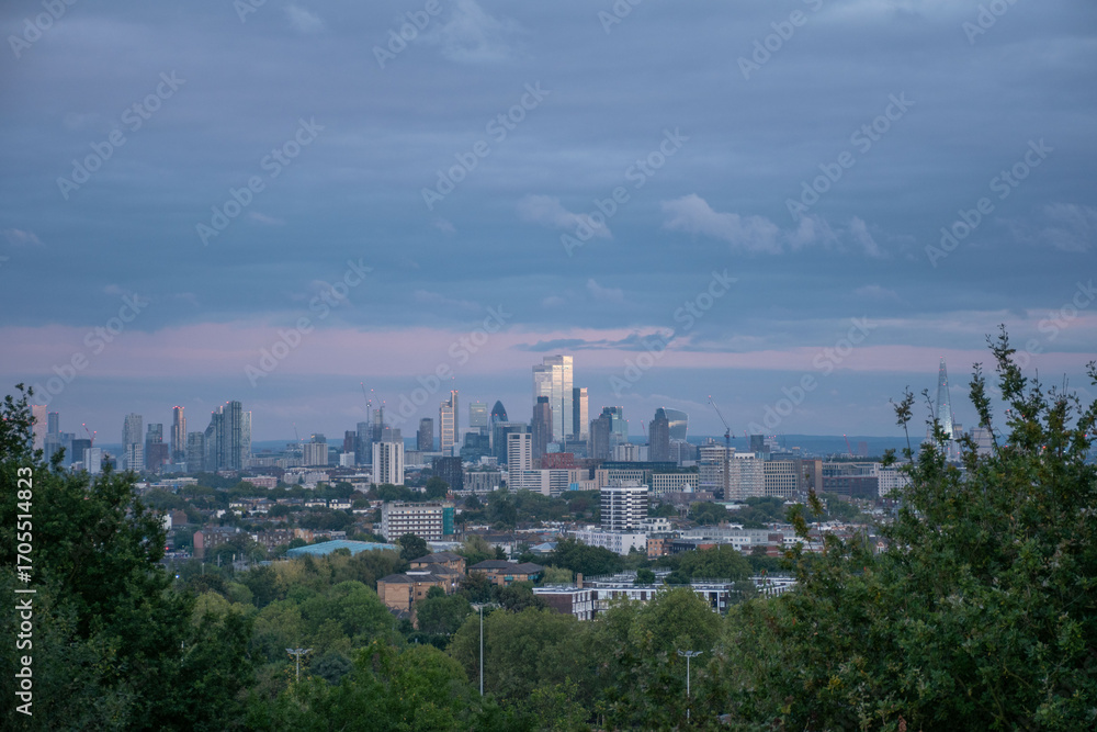 Fototapeta premium Panoramic view of London's financial district at dusk.