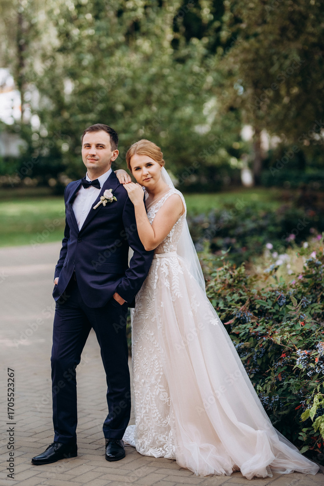 Naklejka premium bride and groom walking in the park