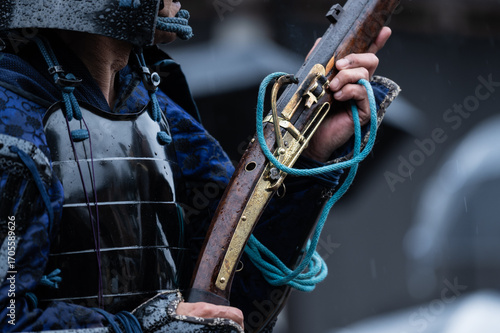火縄銃を持つ鎧武者