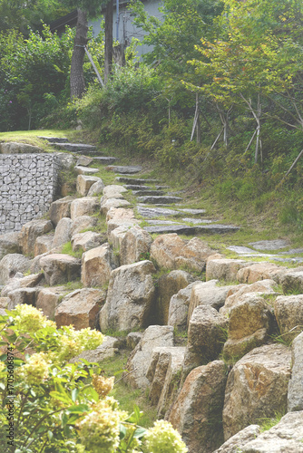 산책로 돌 계단
