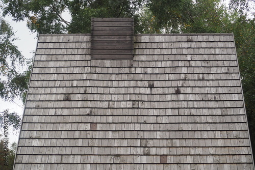 Stara drewniana dachówka na wsi w górach