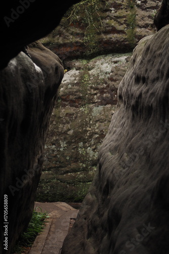 Wąskie przejścia wśród skał 