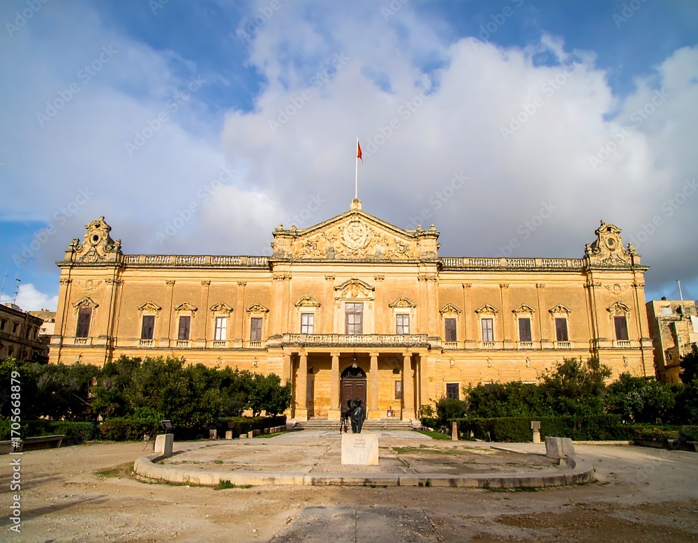 Obraz premium Historic building with flag