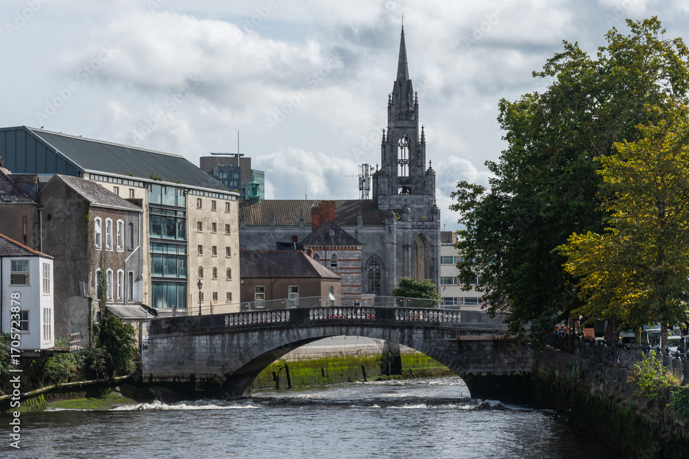Fototapeta premium Puente sobre el río lee con una iglesia al fondo en Cork