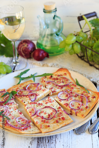 Flammkuchen mit Wein und Federweßer