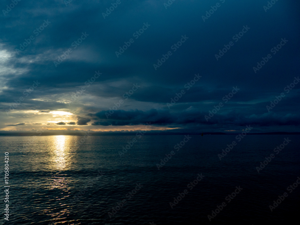 Fototapeta premium Dunkler Wolkenhimmel über dem Meer