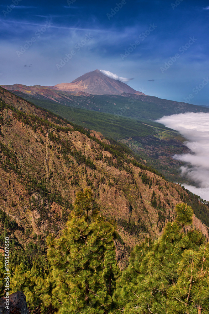 Fototapeta premium Teide above the clouds