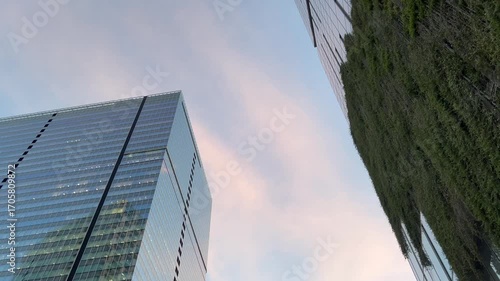 夕方の青空と高層ビルの風景