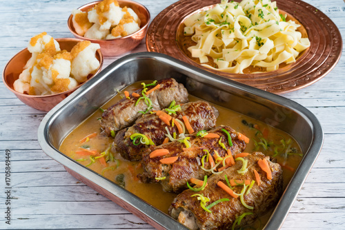 Kalbsroulade gefüllt schritt für schritt herstellung brät gemüse sauce aufgeschnitten 