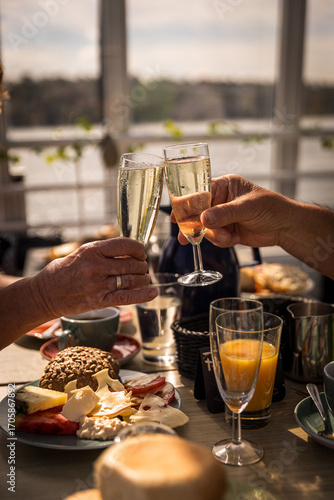 Foodfotografie auf einem Kreuzfahrtschiff am See – Grill & Chill sowie Brunch Event mit vielfältigen Speisen, Drinks und sommerlichem Ambiente in moderner Lifestyle-Atmosphäre