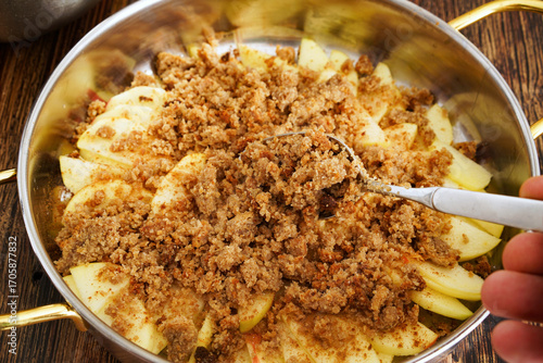 Apfelkuchen in der herstellung