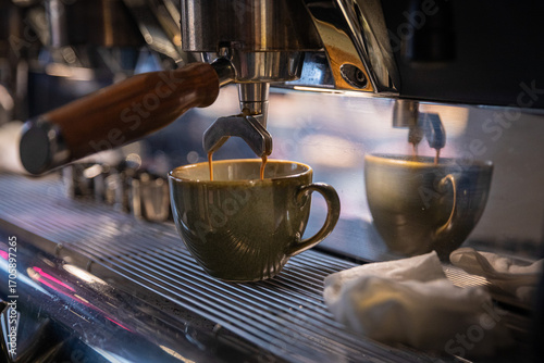 Moderne Food- und Interiorfotografie in einem stilvollen Lifestyle-Café mit gemütlichem Ambiente, Kaffeespezialitäten, Desserts und trendiger Gastronomieeinrichtung