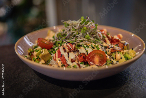 Moderne Food- und Interiorfotografie in einem stilvollen Lifestyle-Café mit gemütlichem Ambiente, Kaffeespezialitäten, Desserts und trendiger Gastronomieeinrichtung