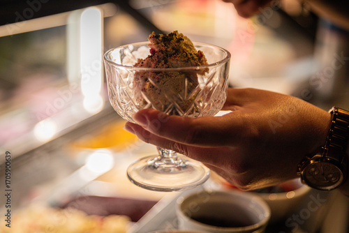 Moderne Food- und Interiorfotografie in einem stilvollen Lifestyle-Café mit gemütlichem Ambiente, Kaffeespezialitäten, Desserts und trendiger Gastronomieeinrichtung