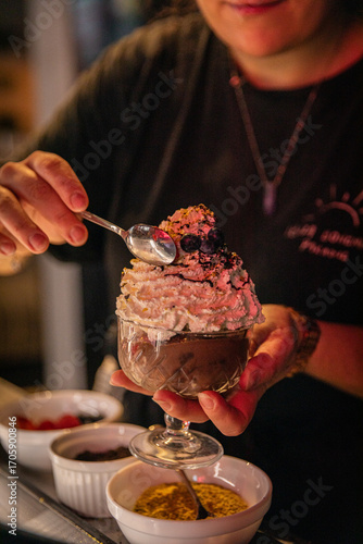 Moderne Food- und Interiorfotografie in einem stilvollen Lifestyle-Café mit gemütlichem Ambiente, Kaffeespezialitäten, Desserts und trendiger Gastronomieeinrichtung