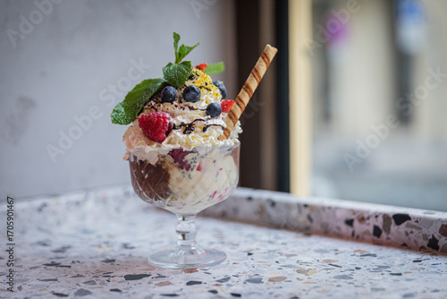 Moderne Food- und Interiorfotografie in einem stilvollen Lifestyle-Café mit gemütlichem Ambiente, Kaffeespezialitäten, Desserts und trendiger Gastronomieeinrichtung