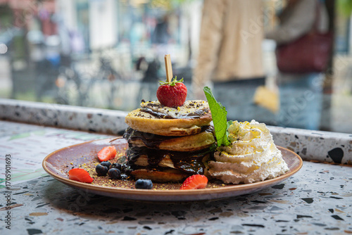 Moderne Food- und Interiorfotografie in einem stilvollen Lifestyle-Café mit gemütlichem Ambiente, Kaffeespezialitäten, Desserts und trendiger Gastronomieeinrichtung