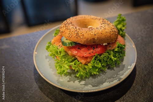 Moderne Food- und Interiorfotografie in einem stilvollen Lifestyle-Café mit gemütlichem Ambiente, Kaffeespezialitäten, Desserts und trendiger Gastronomieeinrichtung