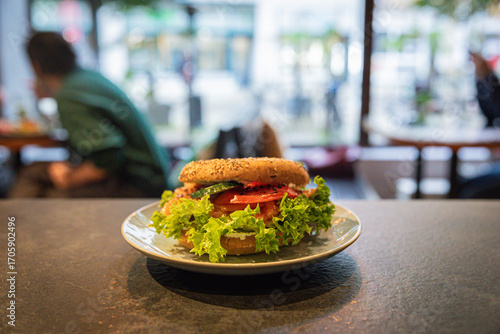 Moderne Food- und Interiorfotografie in einem stilvollen Lifestyle-Café mit gemütlichem Ambiente, Kaffeespezialitäten, Desserts und trendiger Gastronomieeinrichtung