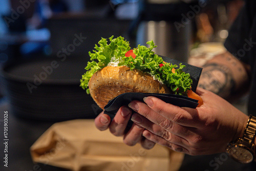 Moderne Food- und Interiorfotografie in einem stilvollen Lifestyle-Café mit gemütlichem Ambiente, Kaffeespezialitäten, Desserts und trendiger Gastronomieeinrichtung